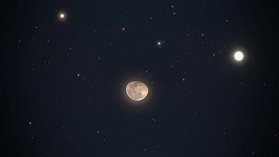 شاهد الآن.. مثلث سماوي يزين سماء الوطن العربي 