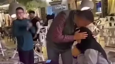 بعد 25 عامًا من الحب.. زوج يفاجئ زوجته بلفتة رومانسية تُشعل مواقع التواصل| صور 