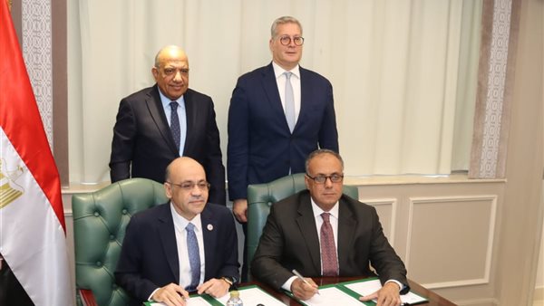 جانب من توقيع العقود