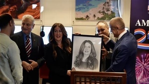 فنان أقصري يهدي السفيرة