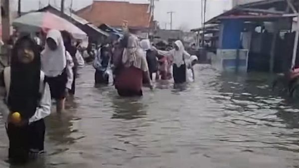 غرق مدرسة في إندونيسيا