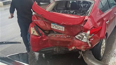 بسبب الأمطار الغزيرة.. تصادم سيارتين أعلى كوبري طوخ طنبشا في المنوفية