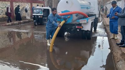 مياه المنوفية تدفع بسياراتها للتعامل مع تراكمات الأمطار