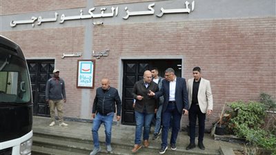 محافظ الجيزة يتفقد المركز التكنولوجي بقرية الودي ويتابع تجربة عملية لتقديم المواطنين طلباتهم