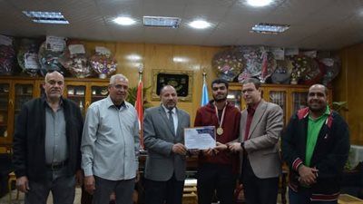 نائب رئيس جامعة الأزهر يكرم منتخب ذوي الهمم بفرع الوجه القبلي لحصدهم 11 ميدالية ببطولة الجامعات المصرية 