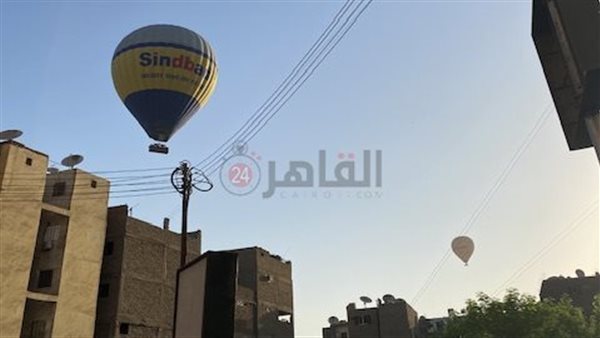 البالون الطائر بسماء