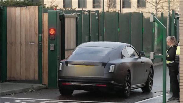 محمد صلاح يصل مقر