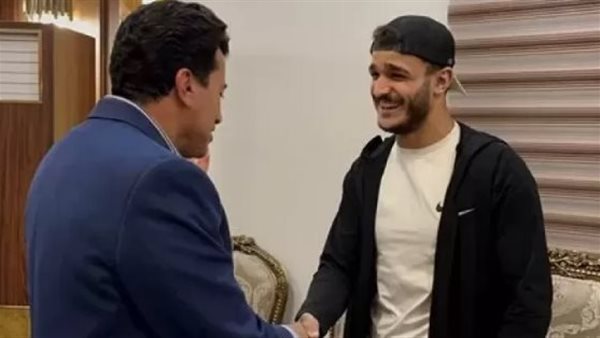 مصطفى حسين مع وزير