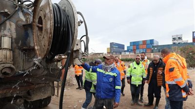 200 سيارة ومعدة بالشوارع.. رئيس صرف الإسكندرية يتابع كسح تجمعات مياه الأمطار 