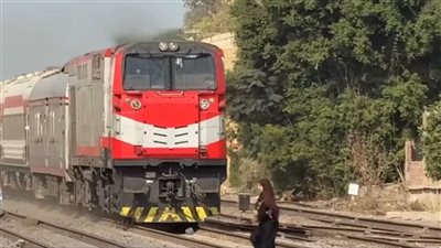 على بعد متر واحد من القطار.. فيديو لنجاة امرأة من الدهس بالقليوبية يثير الجدل على مواقع التواصل 