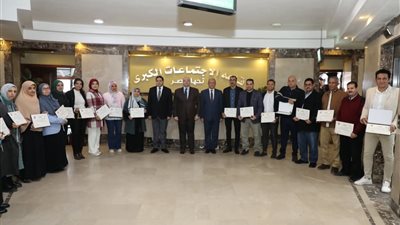 محافظ بني سويف يكرّم عددًا من المتميزين من أبناء المحافظة خلال اجتماع المجلس التنفيذي 