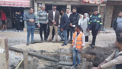 رئيس مياه القليوبية يتابع أعمال إحلال وتجديد شبكات الصرف الصحي بقرية بطا