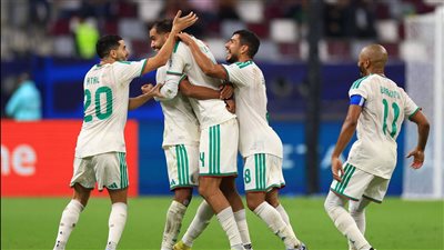 الجزائر تفوز على العراق بهدفين ويتأهلان سويا إلى ربع نهائي كأس العرب