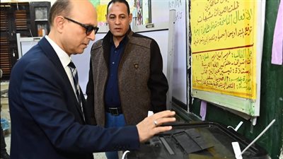 رئيس جامعة أسيوط يدلي بصوته في انتخابات النواب ويؤكد: صوت الناخب أمانة لاختيار من يمتلكون الكفاءة