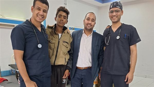 الفريق الطبي مع الشاب