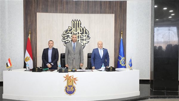 محافظ أسوان