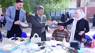 طلاب علوم الرياضة يبتكرون منتجات طبيعية من مخلفات الموز بسوهاج