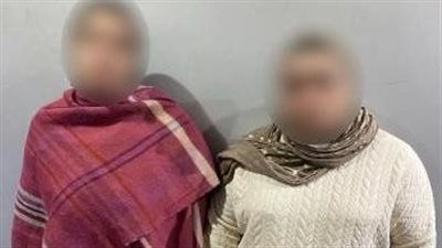 ضبط سيدتين لتجميع البطاقات الشخصية ودفع المواطنين للتصويت لصالح مرشح للنواب بالإسكندرية