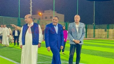  في لقطة ودّية.. محافظ مطروح يتابع إحدى مباريات كرة القدم ضمن فعاليات الأنشطة الشبابية بالمحافظة