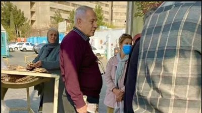 واقف في طابور الخبز.. صورة متداولة لشخص يشبه نتنياهو تثير جدلا في إيران