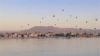سماء الأقصر تتزين بـ 65 رحلة بالون طائر تقل 1300 سائح مع شروق الشمس