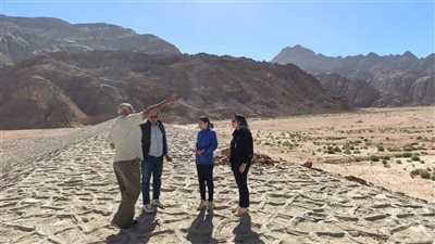 محافظ البحر الأحمر يشكل لجنة لفحص مخرات السيول والطرق والتأكد من جاهزيتها لموسم الشتاء | صور