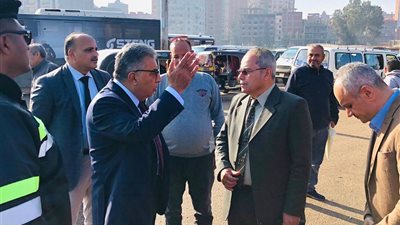 محافظ الدقهلية يجري جولة صباحية مفاجئة بموقف جديلة لمتابعة حركة النقل ومنع تقسيم الخطوط