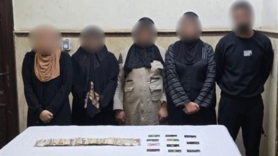 القبض على عاطل و4 سيدات بتهمة سرقة البطاقات البنكية من كبار السن بالإسكندرية 