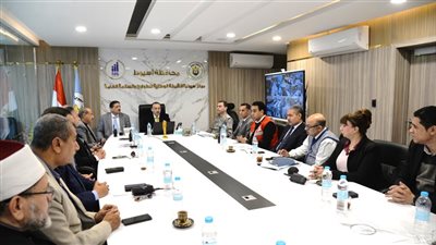 اليوم الثاني لإعادة انتخابات النواب.. محافظ أسيوط يتابع من غرفة العمليات الرئيسية سير العملية الانتخابية 