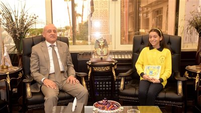 مذيعة المستقبل.. تلميذة تحاور محافظ الأقصر حول قضايا التعليم والصرف الصحي باللغتين العربية والإنجليزية