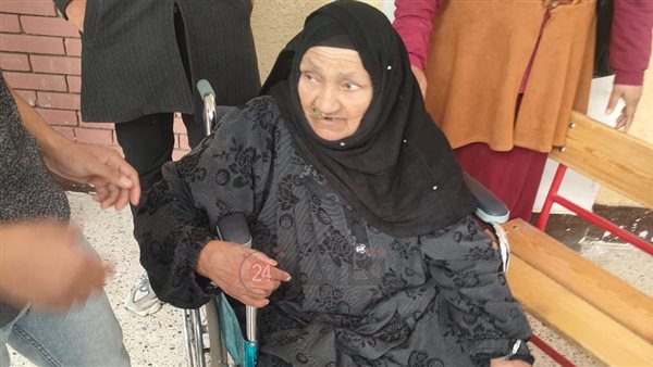 مسنه تدلي بصوته في