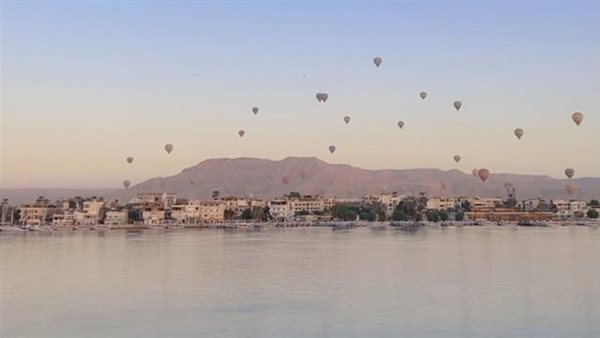 البالون الطائر بسماء