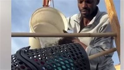 في غياب الكهرباء والمياه.. شاب فلسطيني من غزة يبتكر غسالة ونشافة يدوية من البلاستيك