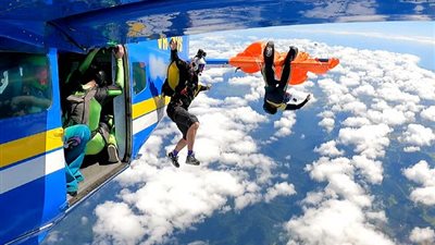 نجاة مظلي أسترالي بأعجوبة بعد تعلقه بجناح طائرة | فيديو