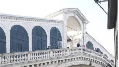 فتاة تونسية تسرق قاربًا وتصطدم بجسر ريالتو التاريخي في البندقية