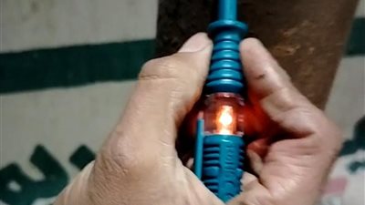 بعد صعق صغير.. أهالي قرية المراشدة يستغيثون من ماس كهربائي بأحد أعمدة الإنارة بجوار مدرسة في قنا