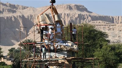 الأقصر تستعد لحدث أثري هام.. رفع تمثال ضخم للملك أمنحتب الثالث خلف تمثالي ممنون | صور 