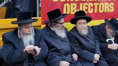 يهود يحتجون أمام السفارة الإسرائيلية في لندن اعتراضًا على التجنيد الإجباري | صور