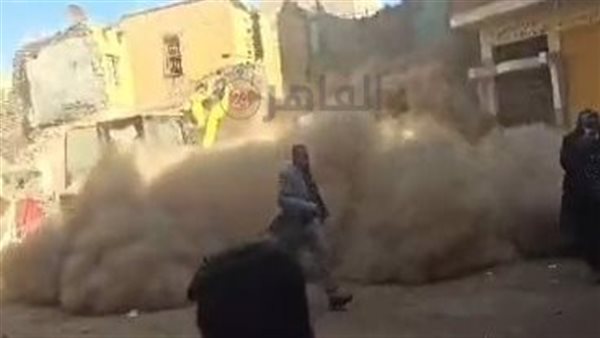 لحظة إزالة منزلين