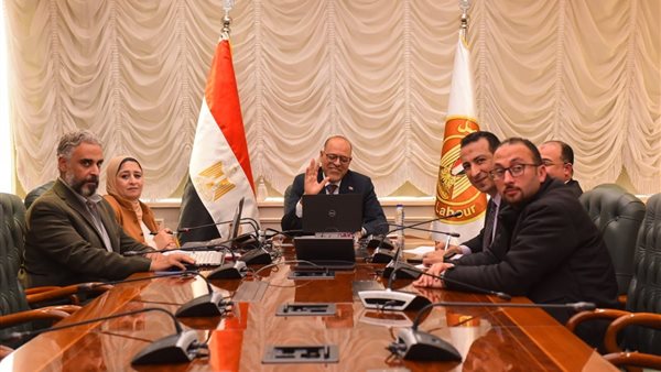 وزير العمل خلال الاجتماع