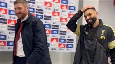 محمد صلاح بـ ابتسامة يرفض طلبات إجراء المقابلات خلال مروره بعد مباراة برايتون في بريميرليج