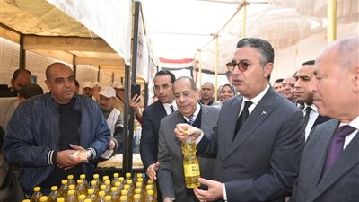 لتوفير السلع بأسعار مخفضة.. وزير التموين ومحافظ القاهرة يفتتحان سوق اليوم الواحد بالمرج