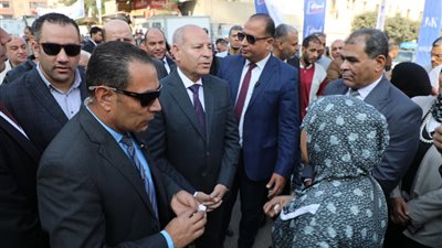 محافظ القاهرة يلتقي عددا من المواطنين للاستماع إلى شكواهم موجها بحلها على الفور
