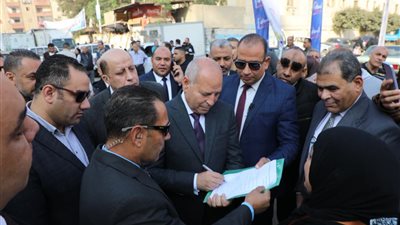 حاولت تقبيل يده من الفرحة.. محافظ القاهرة يستجيب لسيدة بعد طلبها إنشاء كشك بالمرج