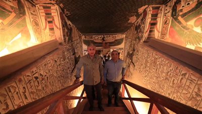 وزير السياحة يتفقد مقبرة الملكة نفرتاري لمتابعة نسب الرطوبة ودراسة إعادة فتحها للزيارة | صور 