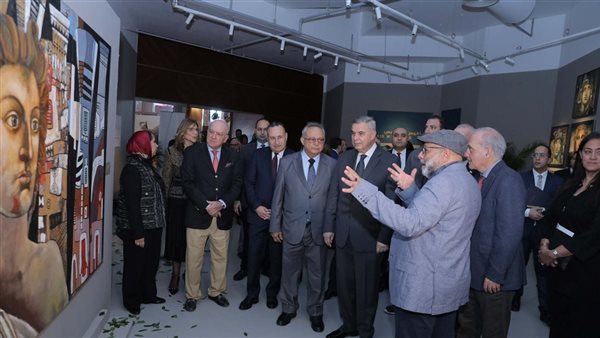 احتفال داخل مكتبة