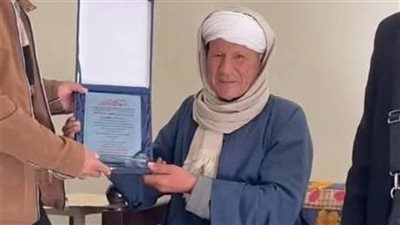 كان يُدرس لهم الكيمياء منذ نصف قرن.. أول تعليق من معلم بسوهاج بعد زيارة 3 طلاب يمنيين له