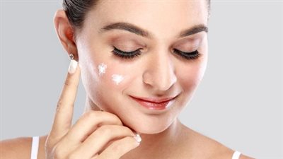 طبيب جلدية يوضح مميزات الريتينول الجديد وتأثيراته على البشرة