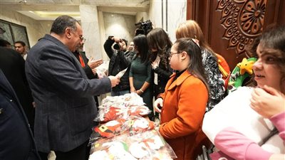 محافظ أسيوط يفتتح معرضًا للمنتجات اليدوية الخاصة بجماعة الأرش