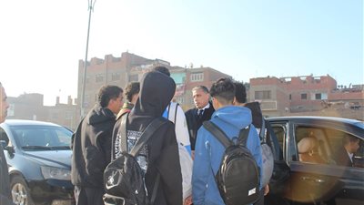وجدهم خارج سور المدرسة.. حوار بين طلاب مفصولين ووكيل تعليم الجيزة يعيدهم للدراسة